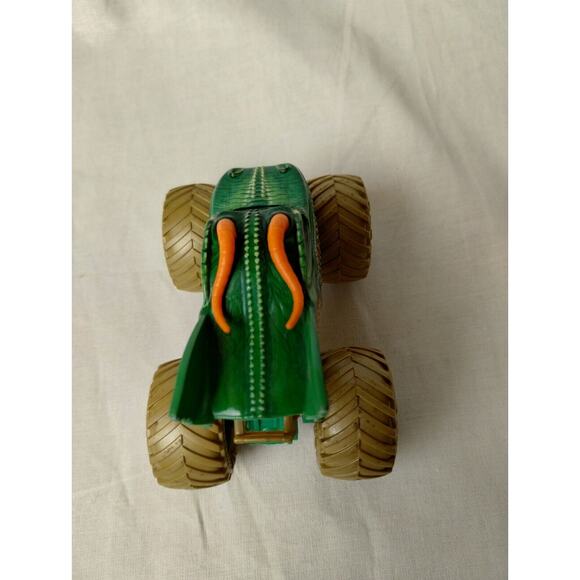 DRAGON MONSTER JAM POWER BEASTS TRUCK TARGET EXCLUSIVE GOLD TIRES 1:64 2020 - Picture 6 of 7